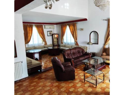 特莱姆森Villa Lorangeraie, Wilaya de Tlemcen的客厅配有沙发和桌子