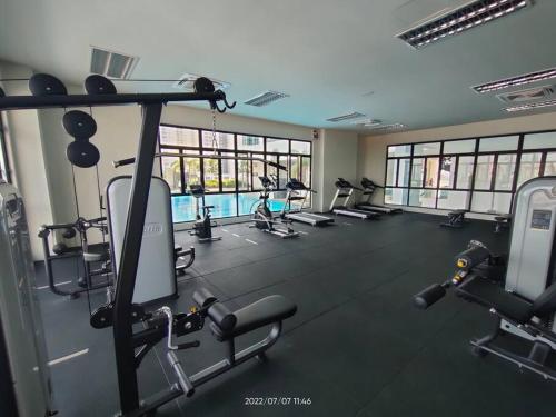 吉隆坡Da Best Guesthouse One Maxim Sentul Nice Cozy Condo 3 Rooms Aircond in Sentul KL的健身房,配有各种跑步机和机器