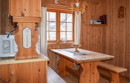 VåAwesome Home In Rauland With Kitchen的木制厨房配有木桌和窗户