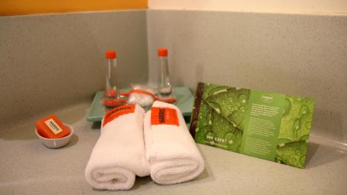 巴淡岛中心巴塔姆中心哈里斯酒店的浴室水槽上的一双白色毛巾