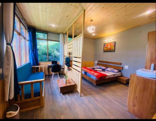ShogiLacasa Luxury Stays的一间卧室设有一张床,楼梯位于卧室内