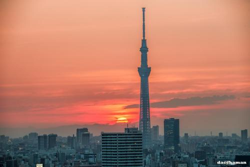 东京TORA HOTEL Sensoji 寅ホテル 浅草寺的日落时分享有大阪塔的景致
