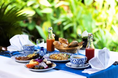 暹粒吴哥村酒店的一张蓝色的桌子,上面放着食物和饮料