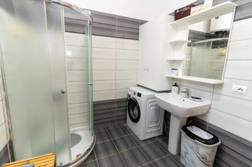 卡萨米尔Xhorxhi villa的一间带洗衣机和水槽的浴室