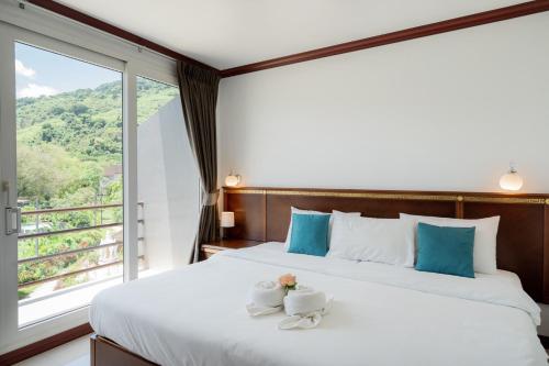 卡伦海滩德卡隆酒店的一间卧室,配有带2杯床和窗户的卧室