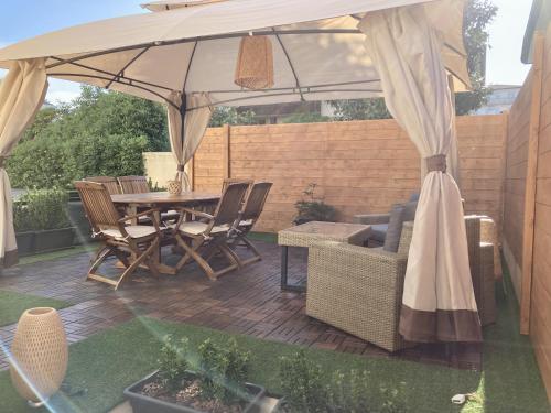 索托马里纳Chilli House的露台配有桌椅和遮阳伞