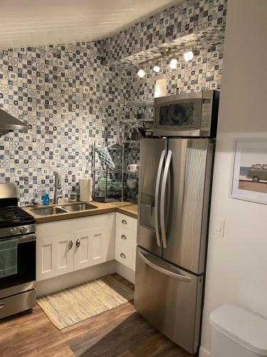 霍卢阿洛阿Hawaii Getaway的厨房配有不锈钢冰箱和水槽
