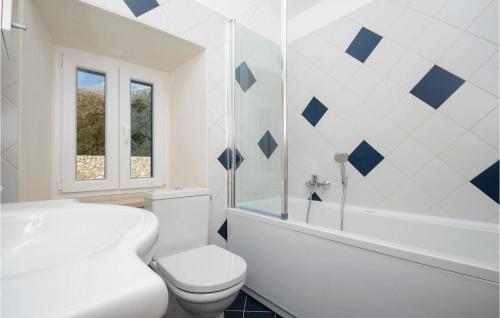 特斯特诺Beautiful Home In Trsteno With Wifi的白色的浴室设有白色卫生间、浴缸和水槽。