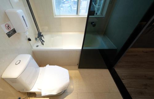 台北璞乐米窝的浴室配有白色卫生间和淋浴。