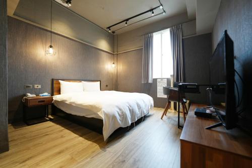 台北璞乐米窝的一间卧室配有一张床和一台平面电视