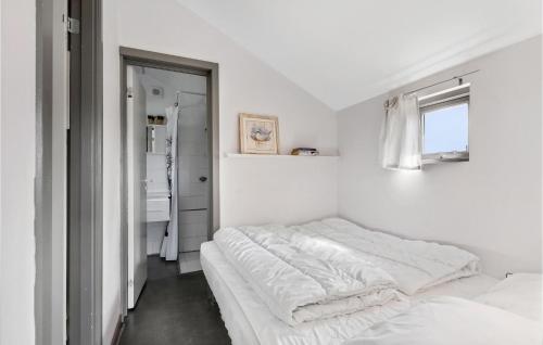 北内伯尔2 Bedroom Lovely Apartment In Nrre Nebel的白色的卧室设有床和窗户