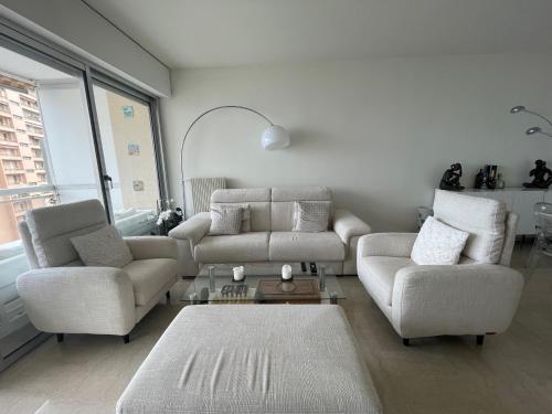蒙特卡罗F1 Exclusive 100-sqm Monaco Apartment with Private Parking的客厅配有沙发和两把椅子