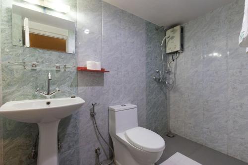加德满都Bouddha Green Hotel的浴室配有白色卫生间和盥洗盆。