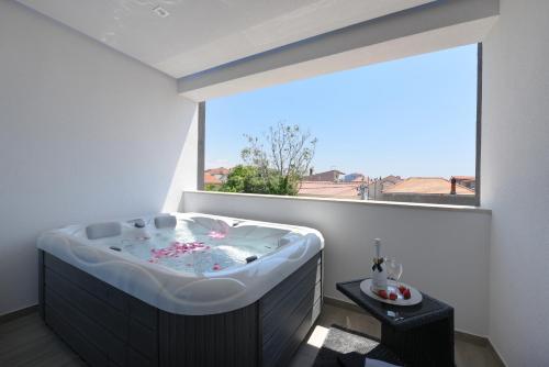 扎达尔Luxury Rooms LaVie - Deluxe Rooms的带浴缸的大窗户