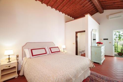 蒙泰斯佩尔托利Villa I Leoni的一间带大床的卧室和一间浴室