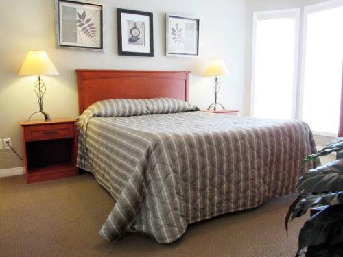 莱斯布里奇Paradise Canyon Golf Resort, Signature Luxury Villa 382的一间卧室配有一张床和两张台灯。