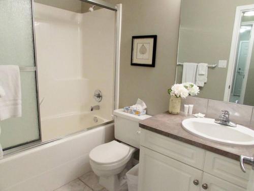 莱斯布里奇Paradise Canyon Golf Resort, Signature Luxury Villa 382的浴室配有卫生间、盥洗盆和淋浴。