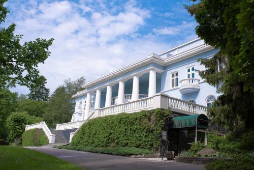 波尔沃海科庄园及水疗中心酒店的白色的建筑,旁边设有阳台