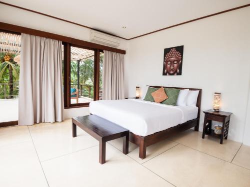 乌鲁瓦图梦景别墅的一间卧室配有一张床和一张桌子