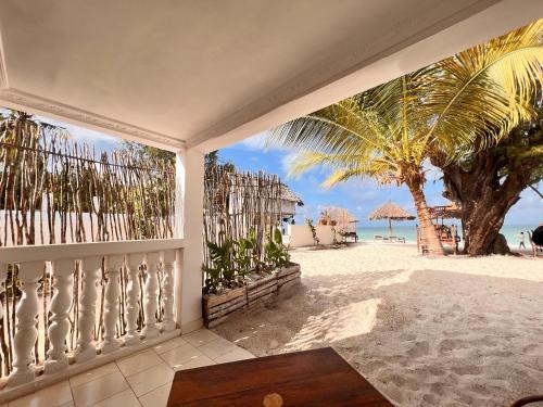 江比阿Geo Zanzibar Resort的享有海滩美景的阳台
