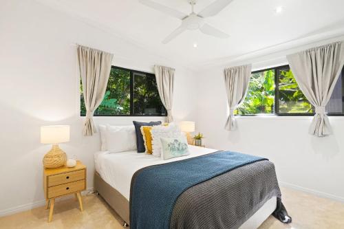 FreshwaterMaison Daintree - Mount Whitfield View的一间卧室设有一张床和两个窗户。