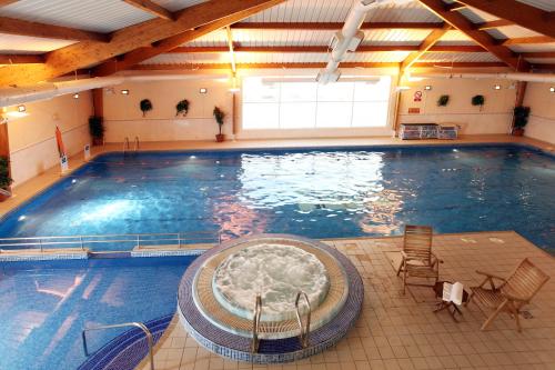 爱丁堡国王庄园贝斯特韦斯特酒店的一座大楼内一座带浴缸的大型游泳池