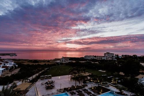 普罗塔拉斯Cavo Zoe Seaside Hotel的享有日落和海洋美景