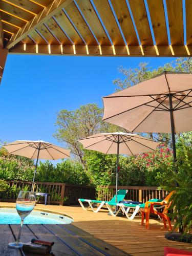莫沙夫拉莫特אמיתי נוף קסום的一个带遮阳伞和椅子的庭院和一个游泳池