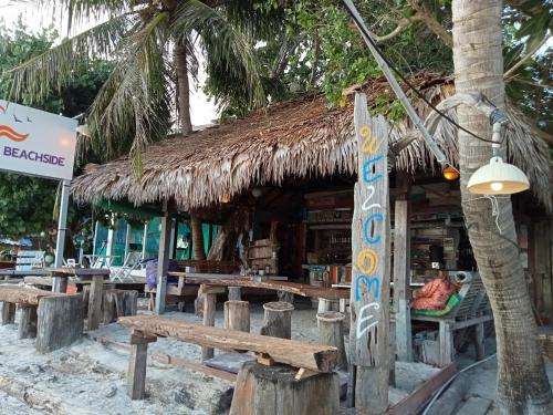 丽贝岛Chareena Beachside的海滩上的餐厅,带草屋