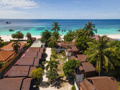 丽贝岛Chareena Beachside的享有海滩的空中景致,海滩上种有房屋和棕榈树