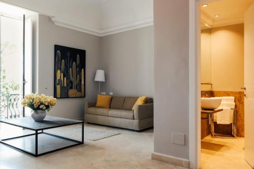 伊斯基亚瑞拉斯科尔特德利阿拉贡内斯酒店的客厅配有沙发和桌子