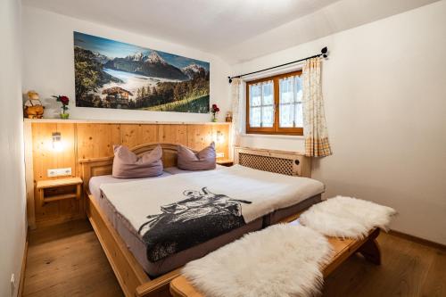 柯尼希斯湖畔舍瑙Haus Franz und Haus Antje的一间卧室设有一张大床和一个窗户。