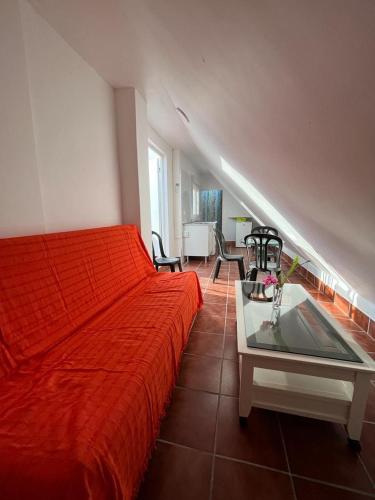 科尔多瓦ALYANA的卧室配有红色的床和水槽