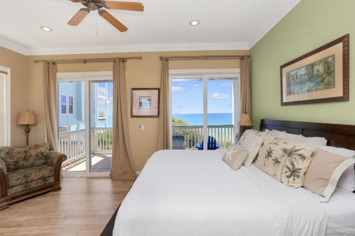 Cape San BlasCape Destiny by Pristine Properties Vacation Rentals的一间卧室配有一张床,享有海景