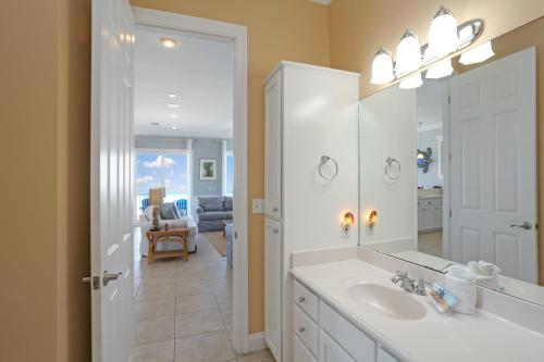 Cape San BlasCape Destiny by Pristine Properties Vacation Rentals的一间带水槽和镜子的浴室