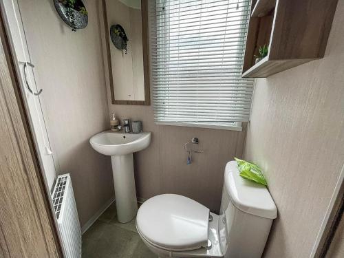 滨海克拉克顿Beautiful Caravan With Decking And Free Wifi At Highfield Grange Ref 26740wr的一间带卫生间和水槽的小浴室