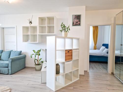 蒂米什瓦拉AZUR Apartment的客厅配有白色架子和蓝色沙发