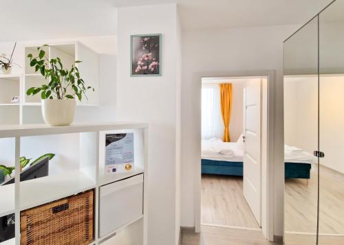 蒂米什瓦拉AZUR Apartment的一间小房间,设有一间卧室和一张床