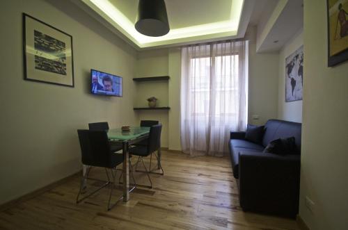 罗马皮拉米蒂公寓的客厅配有桌椅和沙发