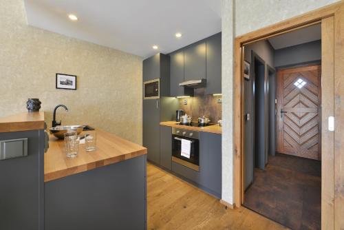 新博尔Rezidence Pihel的厨房设有木门和台面