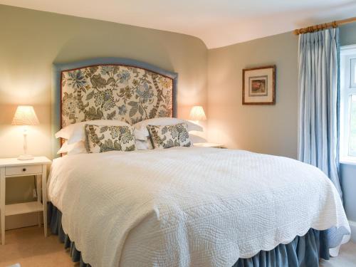 DummerClub Cottage的卧室设有一张白色大床和一扇窗户。
