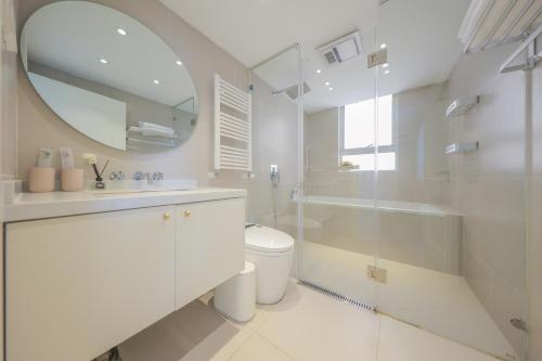 上海黄浦滨江奶油风四房设计师江景公寓的白色的浴室设有卫生间和镜子