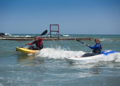 西卢港Millendreath Beach Resort的两个人在水中划皮艇