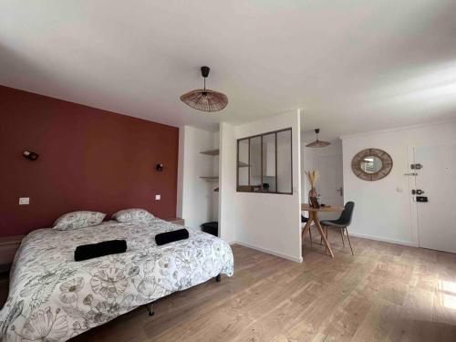 瓦朗斯Appartement au cœur de Valence的一间卧室配有一张床和一张桌子及椅子