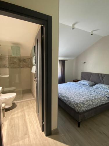 乌日霍罗德Панорамні апартаменти的一间卧室配有一张床,浴室设有浴缸