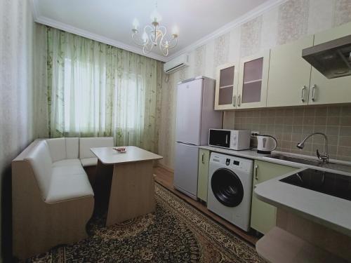 奇姆肯特Апартаменты в жилом комплексе БИИК的厨房配有洗衣机和水槽