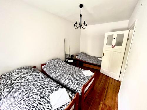 瓦乌奇Agroturystyka Hotel Noclegi Pałac Camping的一间卧室配有两张单人床和吊灯。