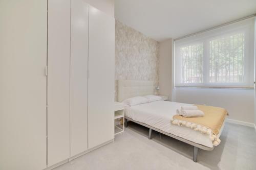 潘普洛纳Apartamentos Pamplona Confort by Clabao的白色的卧室设有床和窗户