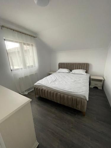 苏恰瓦Eroilor II Apartament的白色的卧室设有床和窗户