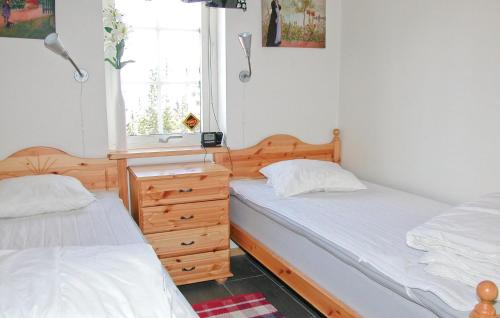 林德瓦伦Nice Home In Slen With 5 Bedrooms And Sauna的带窗户的客房内设有两张单人床。